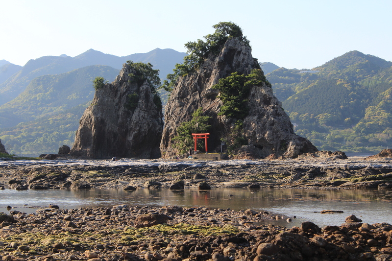 Puerta tori en una bahía.